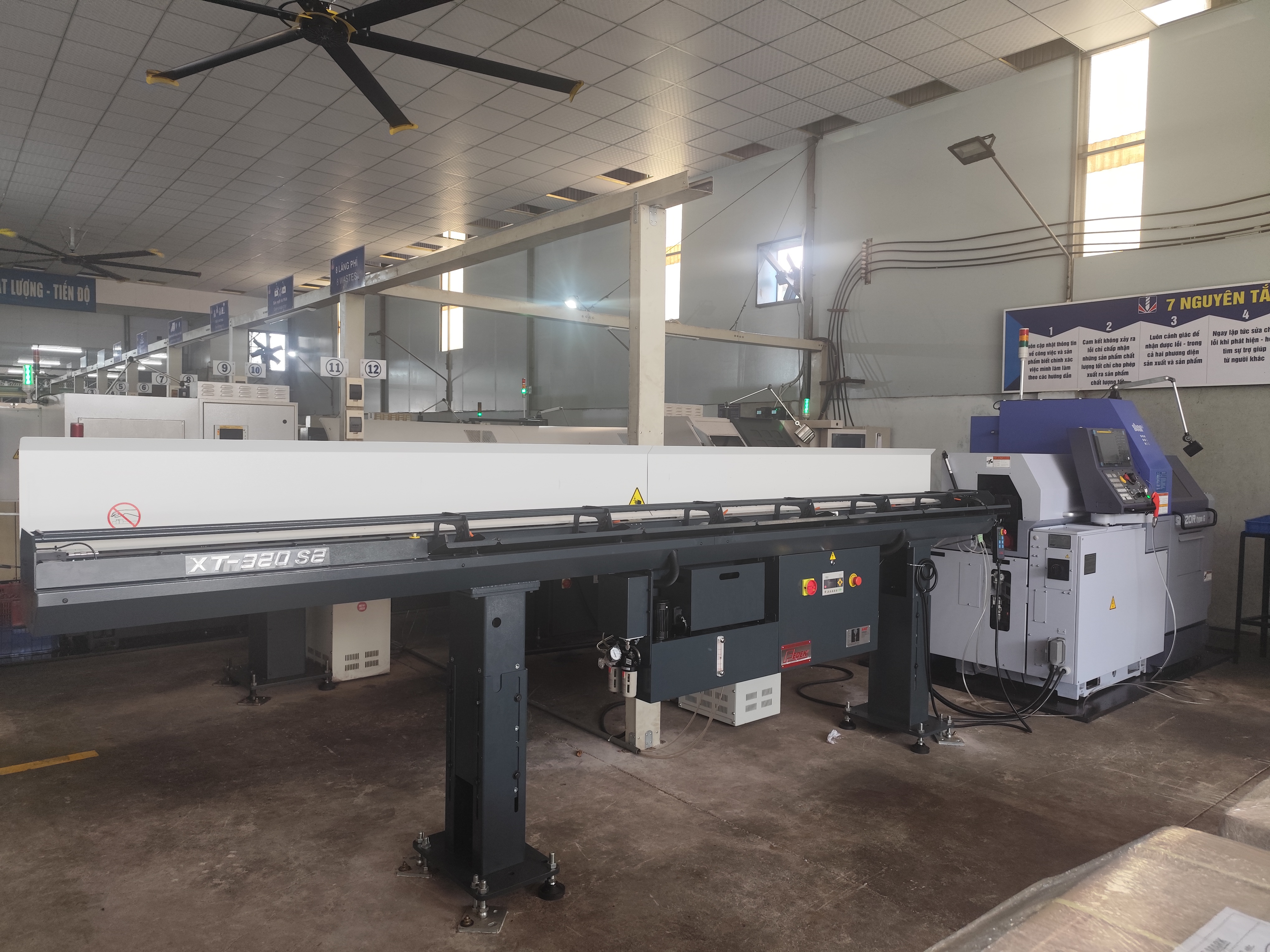 Automatic feeding CNC lathe machine 1.jpg